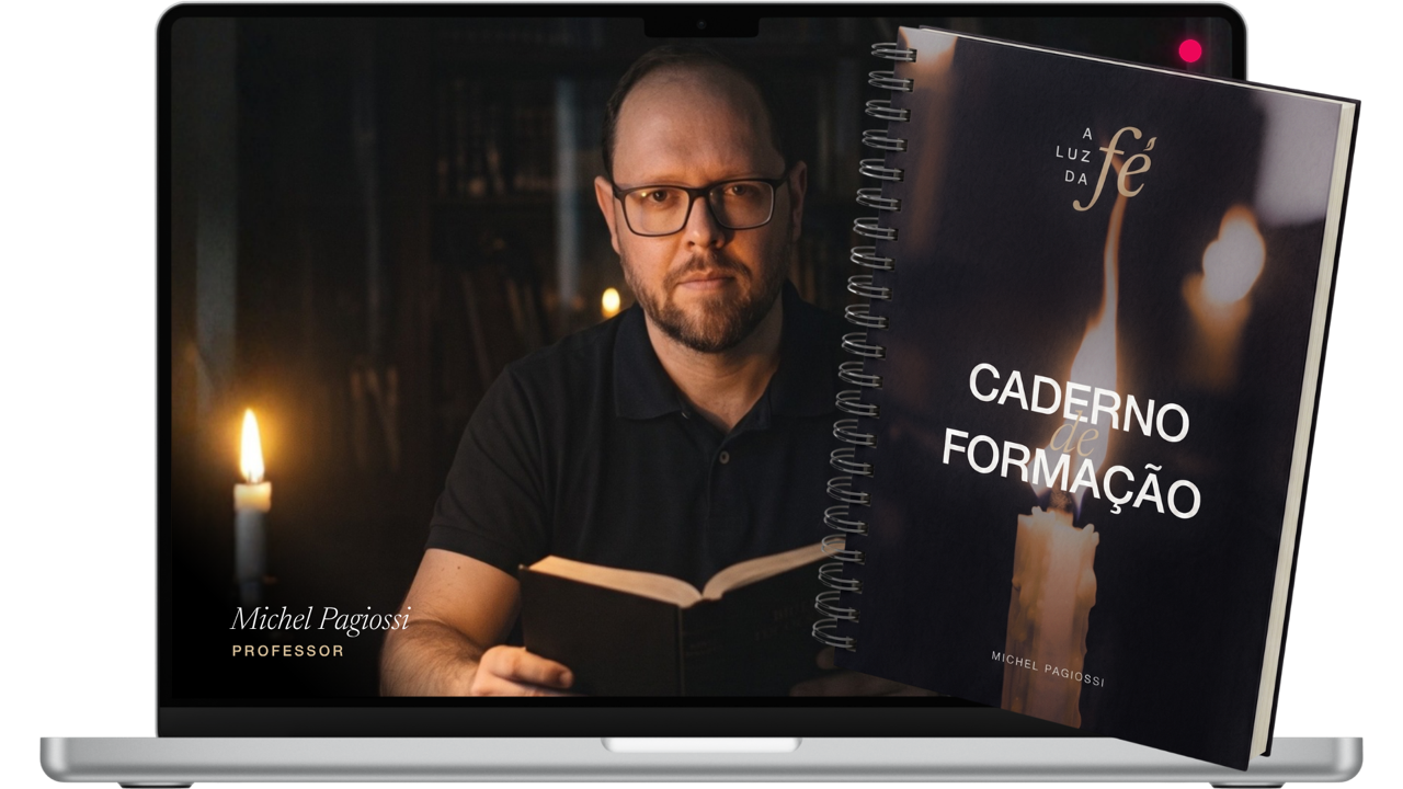Uma aula de A Luz da Fé aberta no computador, com o professor Michel Pagiossi, e o Caderno de Formação ao lado
