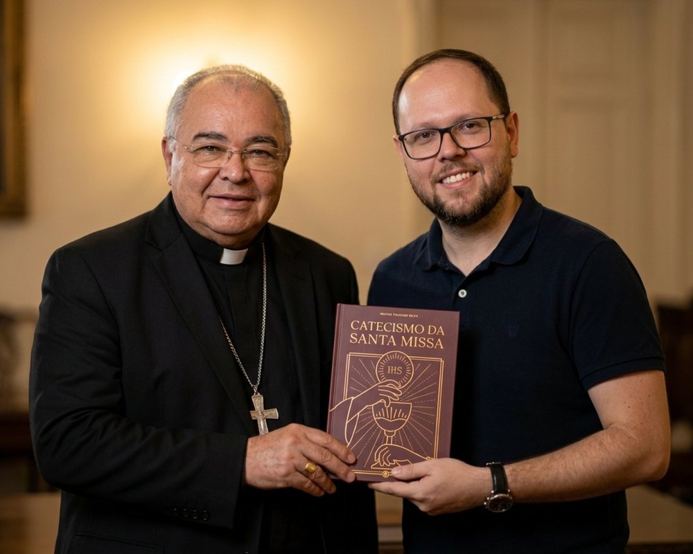 Michel Pagiossi ao lado de Dom Orani João Tempesta, os dois segurando o livro Catecismo da Santa Missa